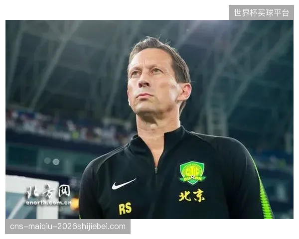 主帅克拉克的长期留任确保了防守反击体系的延续性，球队整体移动和压迫纪律成为最大优势。